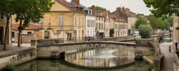 Vue du canal de Bourgogne traversant Dijon avec immeubles en pierre typiques et reflets sur l'eau